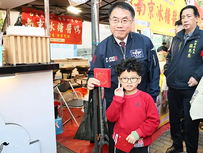 「臺南眷村年貨大街」已於1月16日熱鬧登場，市長黃偉哲特別前往臺南市立棒球場旁發送紅包給逛街採買的民眾。(圖/台南市政府)