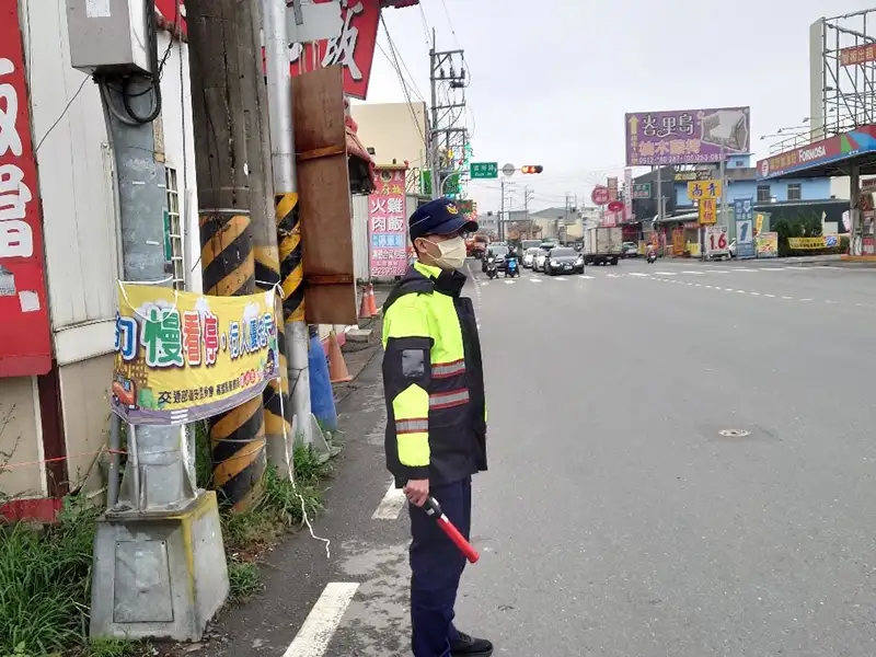 嘉義縣警察局將增派警力加強交通稽查及疏導作為，以舒緩壅塞及回堵情形。(圖/交通警察隊)