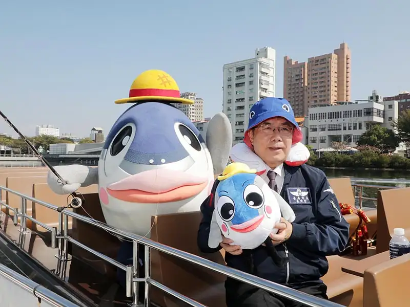 臺南市長黃偉哲特地帥氣搭乘運河遊艇在水上為首次現身安平運河，長14米、高6米的魚頭君水上氣偶搶先開箱。(圖/台南市政府)