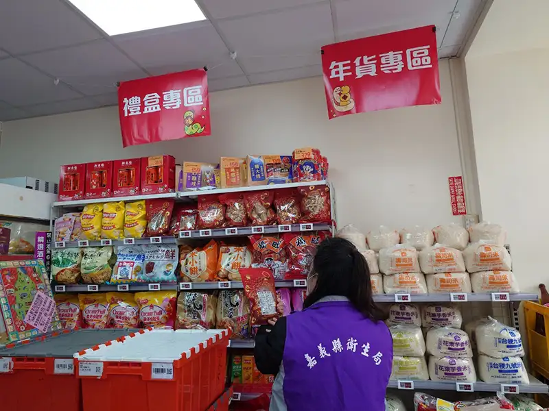 嘉義縣衛生局為保障消費者採購年節食品的衛生安全，抽驗年節食品，共計抽驗118件產品，檢驗結果全數合格。 (圖/嘉義縣衛生局)