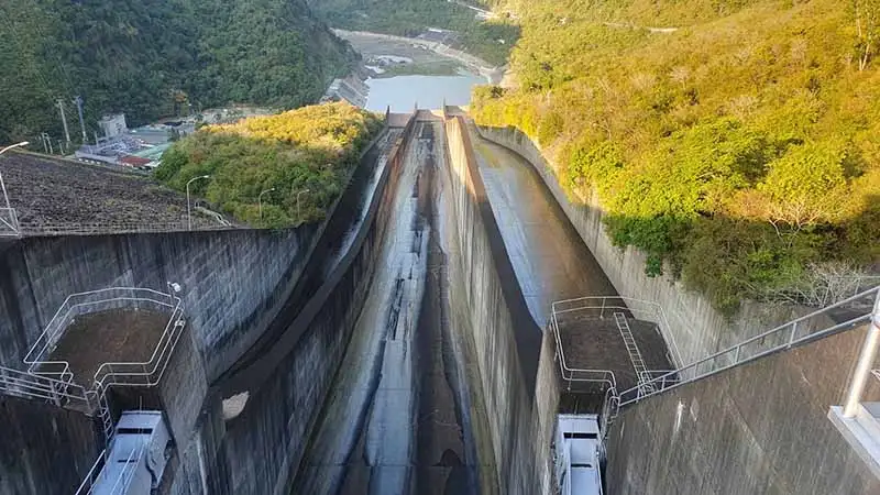 嘉義大埔地牛翻身，水利設施全面特別檢查，曾文水庫公路落石暫停開放。（記者洪淑玉翻攝）