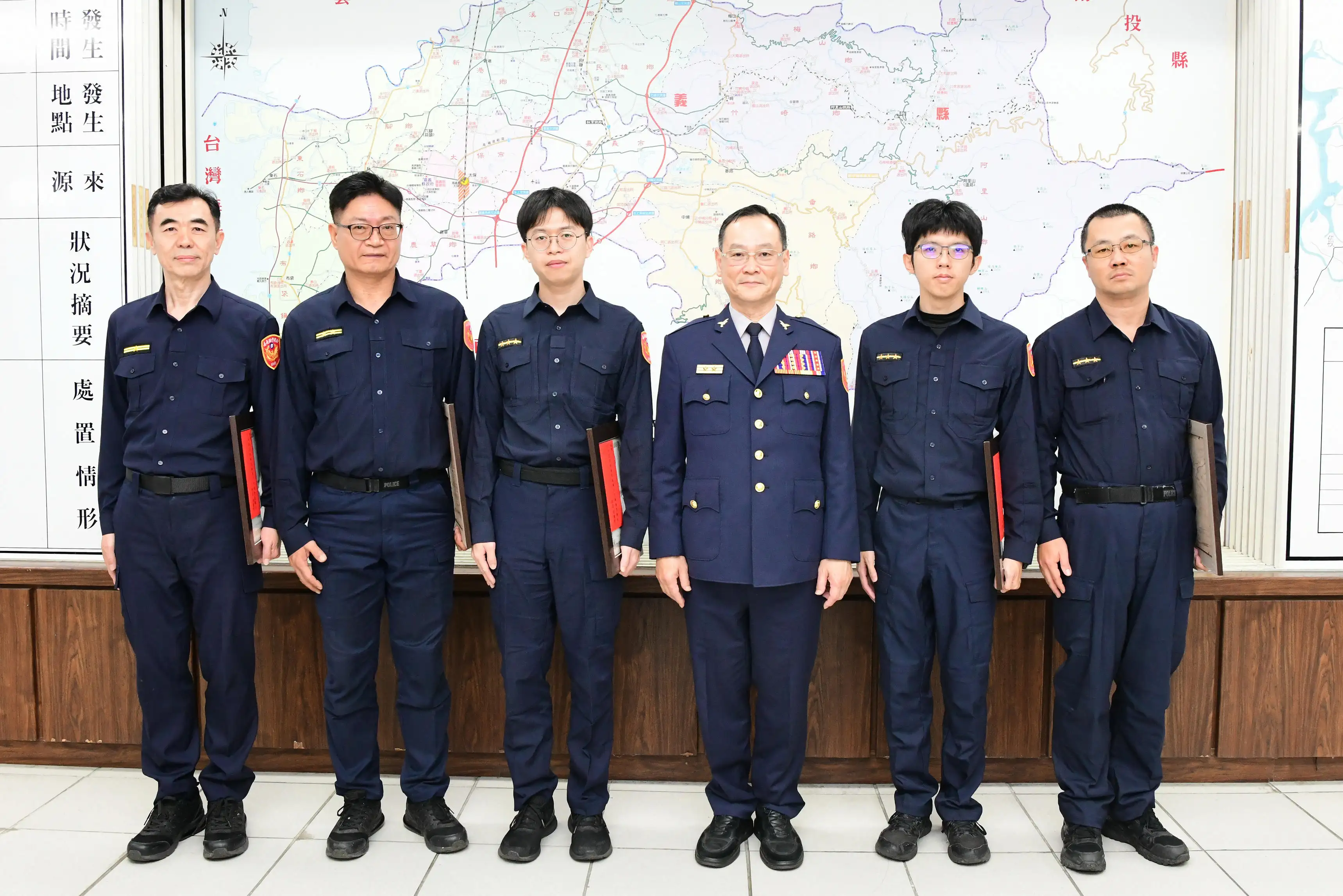 嘉義縣警察局長李權哲(右三)表揚5位為民服務優良員警。(圖/嘉義縣警察局提供)