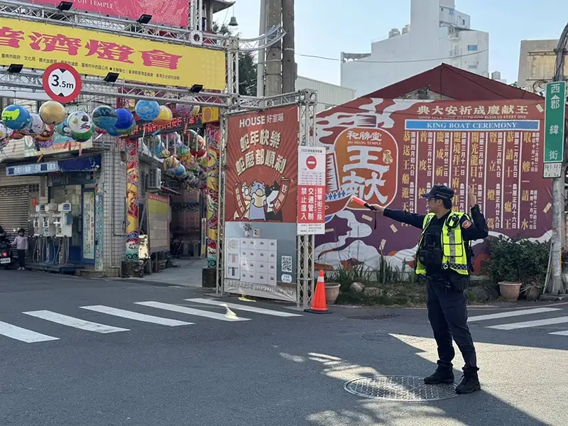 燈會期間預計湧現大批人潮與車潮，提醒民眾注意行車安全，遵守交通規範。(圖/第二分局提供)