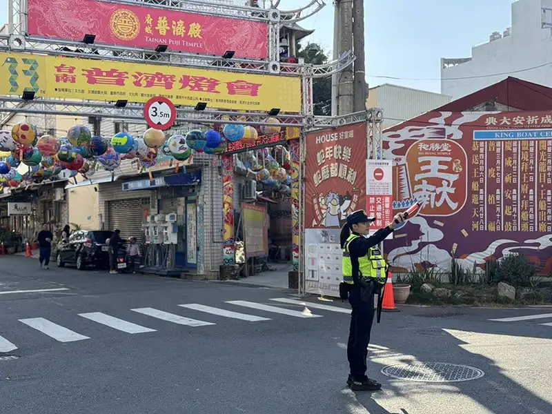 燈會期間預計湧現大批人潮與車潮，提醒民眾注意行車安全，遵守交通規範。(圖/第二分局提供)