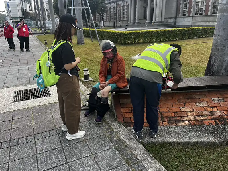 童軍伙伴以行動體現了中華民國童軍諾言的第二條「隨時隨地扶助他人，服務社會」。(記者/張振興)