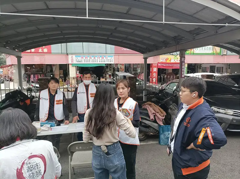 社會住宅包租代管派員提供受災民眾租屋諮詢(圖/臺南市政府都市發展局)