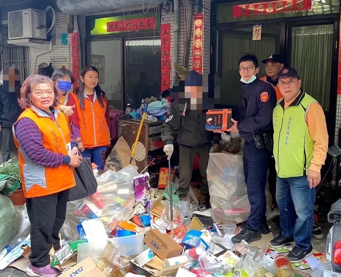 警五分局攜手北區里長送暖 寒冬關懷106位獨居長者。(圖/第五分局提供)