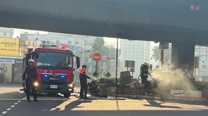 高雄陳姓男子酒駕自撞分隔島，導致車輛起火燃燒，所幸陳男及時脫困，無生命危險，火勢則由消防隊到場迅速撲滅。(圖/三民一分局提供)