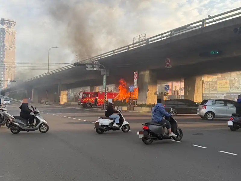 高雄陳姓男子酒駕自撞分隔島，導致車輛起火燃燒，所幸陳男及時脫困，無生命危險，火勢則由消防隊到場迅速撲滅。(圖/三民一分局提供)