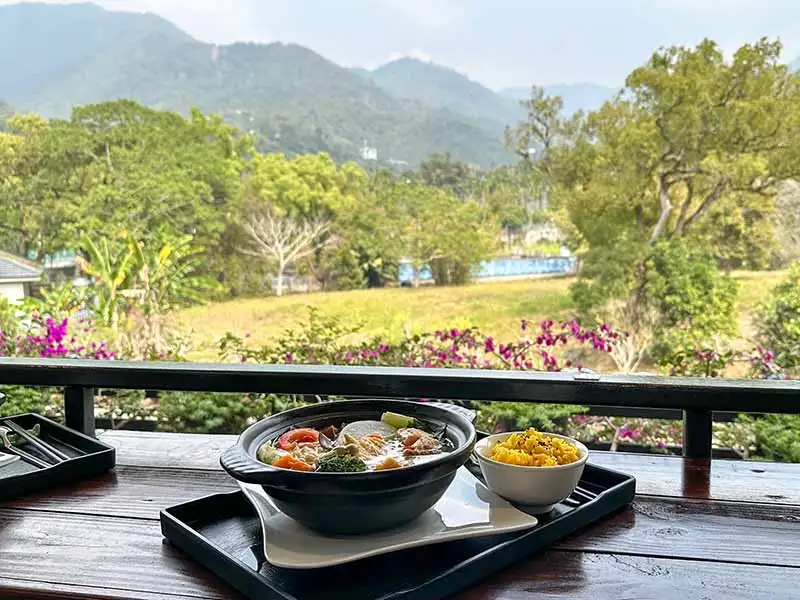 「晉揚欣茶庄＆咖啡莊園」提供君子茶套餐與什錦鮮蔬茶湯飯，打造健康美味餐點。(圖/嘉義縣文化觀光局提供)