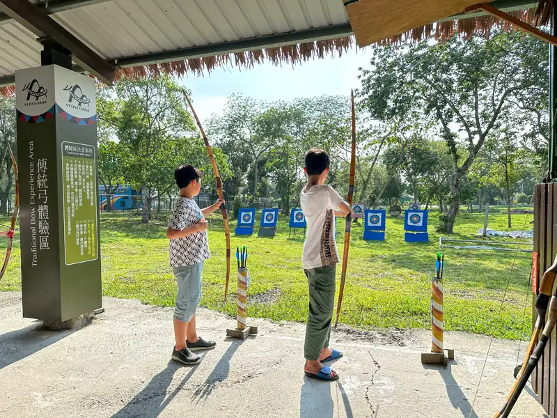 鄒族逐鹿文創園區是台灣觀光100亮點之一，能近距離餵食梅花鹿，還能參加射箭與山豬彩繪等活動，適合親子一起參與。(圖/嘉義縣政府提供)