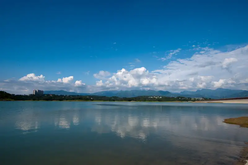 仁義潭水庫湖畔漫步欣賞湖光山色。(圖/嘉義縣政府提供)