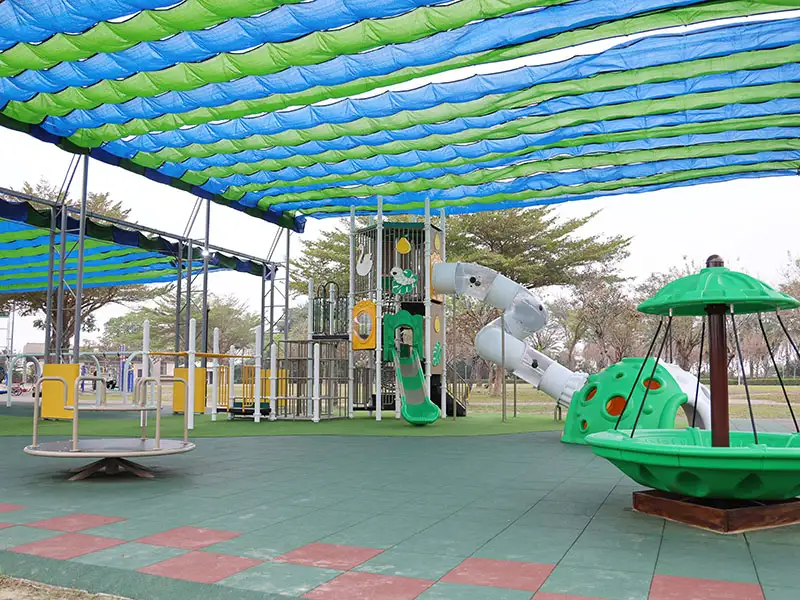 滿足各年齡層小孩遊戲需求，下營文小二運動公園特色遊戲場分為大齡高塔及大型攀爬架等挑戰體驗區。(圖/台南市政府 提供)