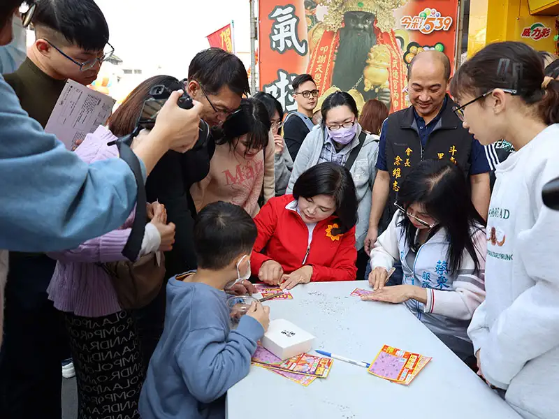 縣長 張麗善 於 大年初二 下午親臨兩間廟宇，與民眾同樂。(圖/雲林縣政府)