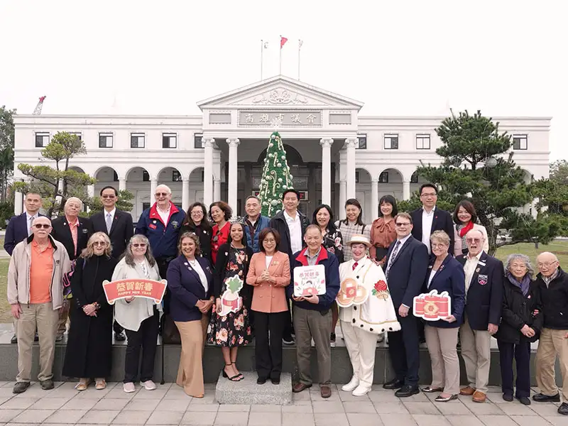 高雄市議長康裕成率議員3日下午迎接波特蘭-高雄姐妹市訪問團到訪，康裕成感謝好友每年飛來高雄一起歡度元宵節，深厚情誼令人感動。（記者吳文欽攝）