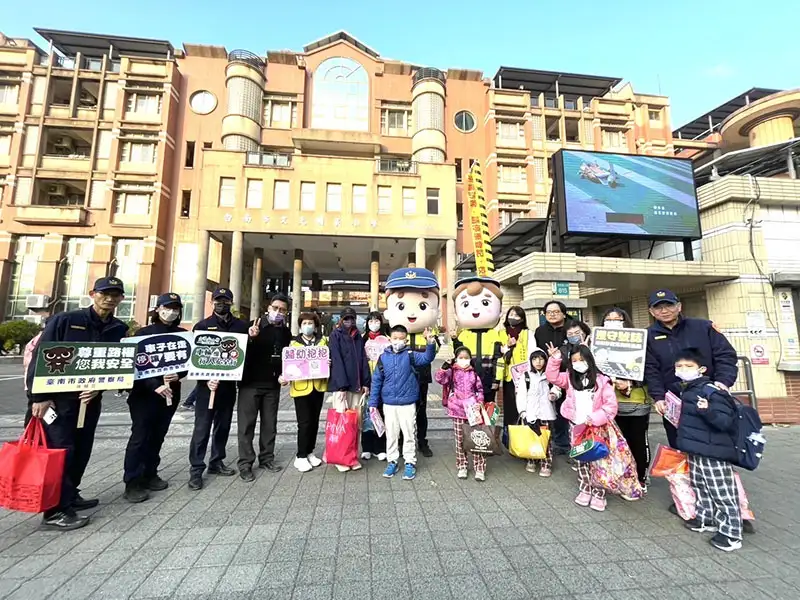 臺南市各國小今(5)日正式開學，警方特地派員到文元國小執行護童勤務，協助維護現場秩序與安全。(圖/第五分局提供)