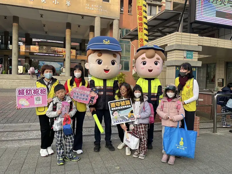學童們爭相與大頭警察娃娃合影留念。(圖/第五分局提供)