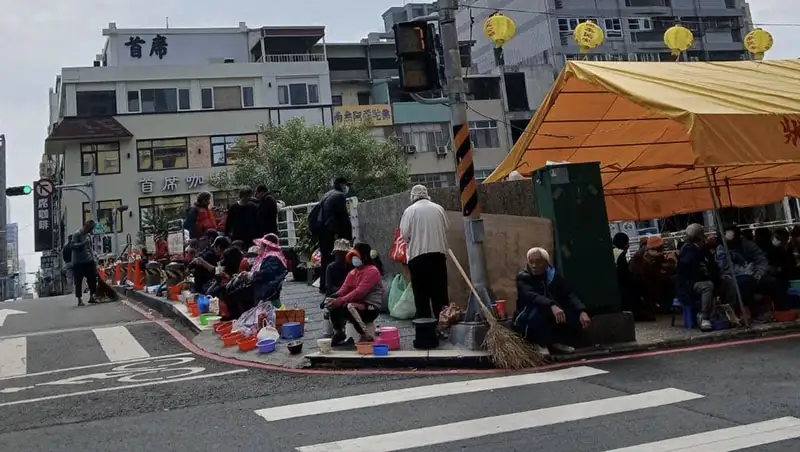 三民區河北二路玉皇宮每年初九天公生在廟前對面搭設狀元亭，讓上百弱勢朋友進駐，等待接受參香信眾佈施，成為全台唯一僅有的特色。（記者吳文欽攝）