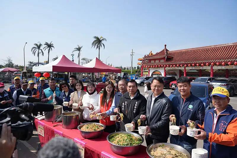 睽違10年月眉村主辦吃飯擔,全村總動員準備豐富美食供民眾吃平安。(圖/雲林縣政府提供)