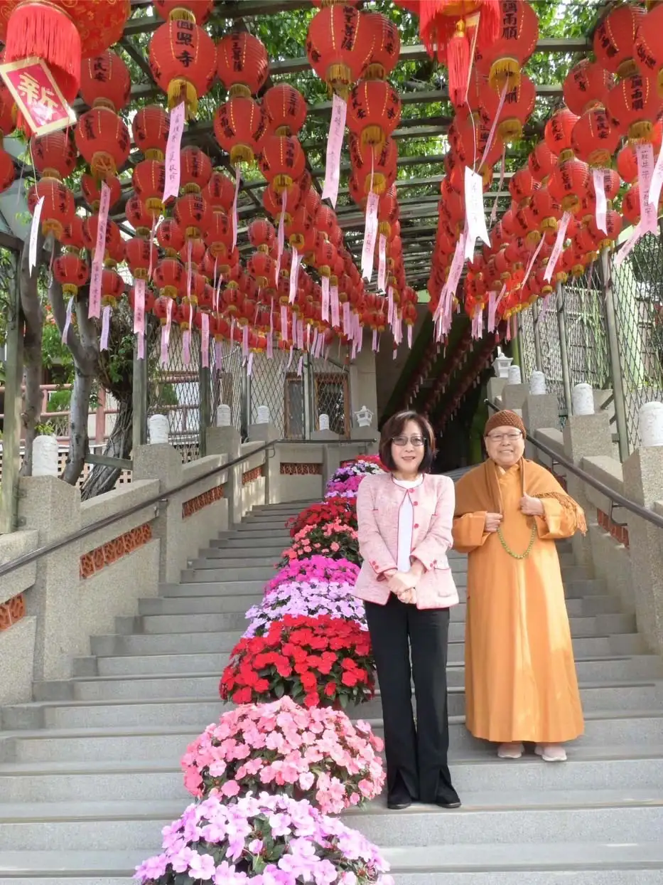 康裕成議長前往圓照寺參香祈福，住持敬定法師親自接待。（記者吳文欽攝）