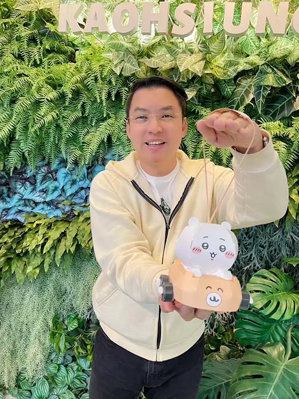 民進黨高雄市黨部主委黃文益表示，將於周日上午10點及11點，分別在中華路市黨部及其市議員服務處限量發送200個吉伊卡哇小提燈。（記者吳文欽攝）