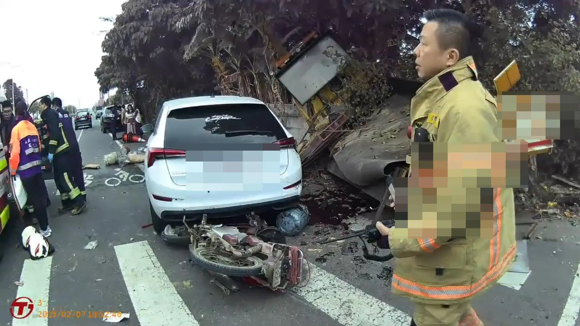 肇事的自小貨車撞上停放於路邊的自小客車，再波及劉姓機車騎士以及臨停自小客車，事故現場一片狼藉，劉姓騎士緊急送醫搶救仍宣告不治。(圖/民雄分局提供)