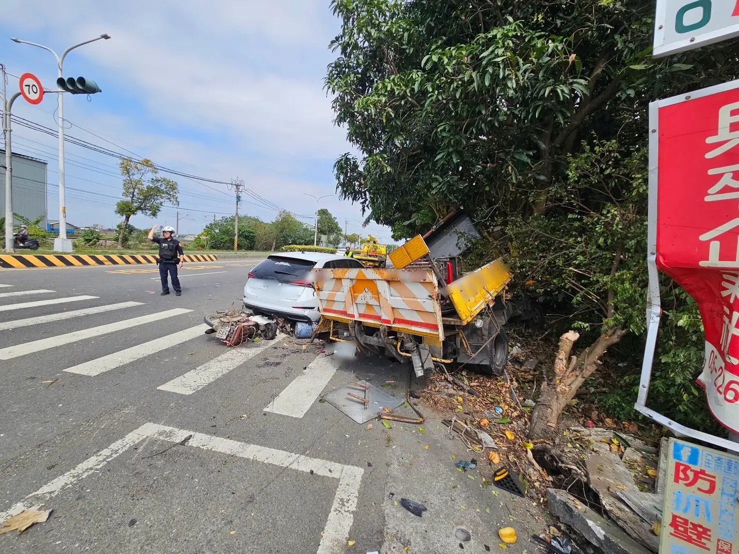 肇事的自小貨車撞上停放於路邊的自小客車，再波及劉姓機車騎士以及臨停自小客車，事故現場一片狼藉，劉姓騎士緊急送醫搶救仍宣告不治。(圖/民雄分局提供)