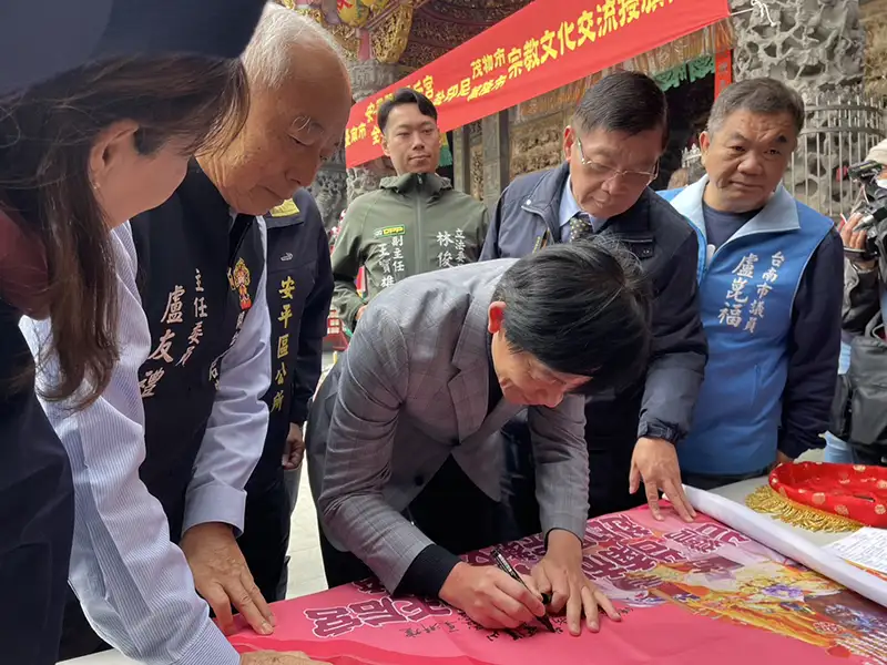 臺南市副市長葉澤山在旗幟上簽名(圖/記者林怡孜攝)