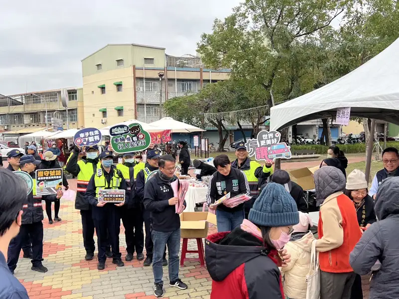 民雄鄉公所舉辦打造親子同樂的元宵創意慶典活動，民雄分局於現場宣導禮讓行人及行車交通安全。(圖/民雄分局提供)