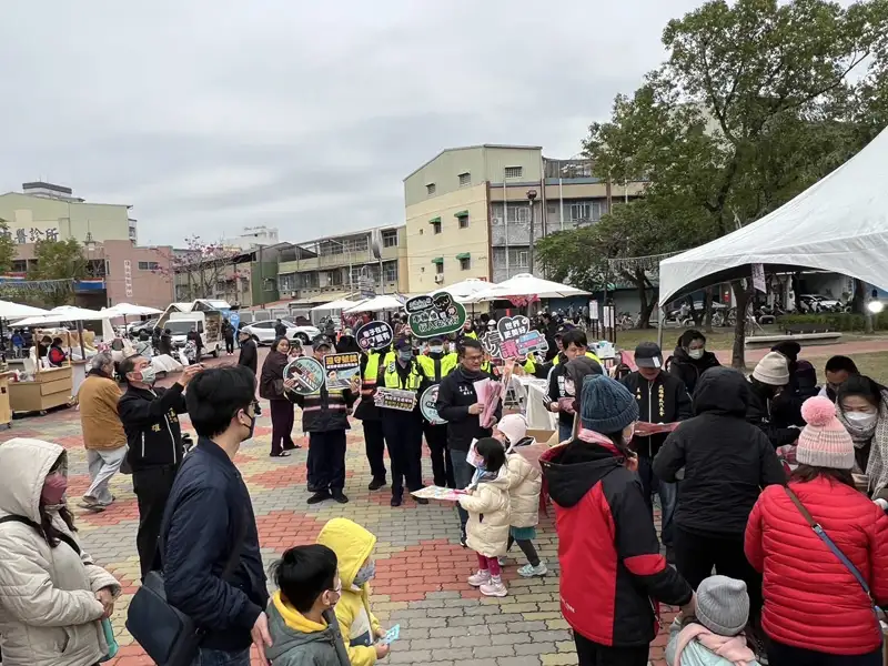 民雄元宵活動熱鬧非凡  警現場宣導禮讓行人及行車交通安全