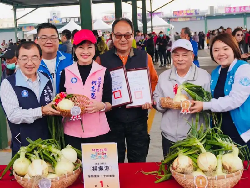 林園洋蔥節登場，陳其邁市長、立委柯志恩、林岱樺及在地的議員、里長，一塊體驗ㄎㄠ洋蔥、料理製作，熱鬧非凡。（記者吳文欽攝）