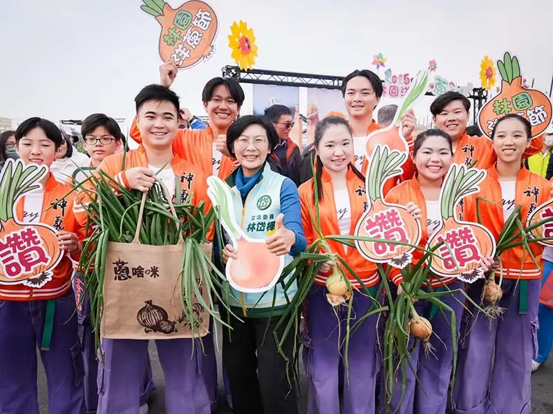 林園洋蔥節登場，陳其邁市長、立委柯志恩、林岱樺及在地的議員、里長，一塊體驗ㄎㄠ洋蔥、料理製作，熱鬧非凡。（記者吳文欽攝）