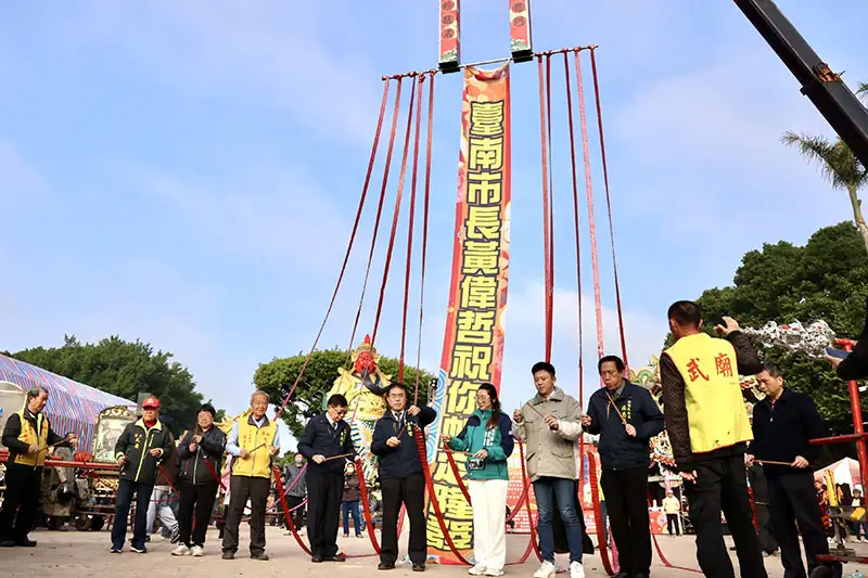 鹽水蜂炮啟炮儀式，市長黃偉哲與貴賓們共同拉下紅色啟炮帶，象徵活動正式揭開序幕，為兩天兩夜的傳統慶典點燃熱情與祝福。(圖/台南市政府提供)