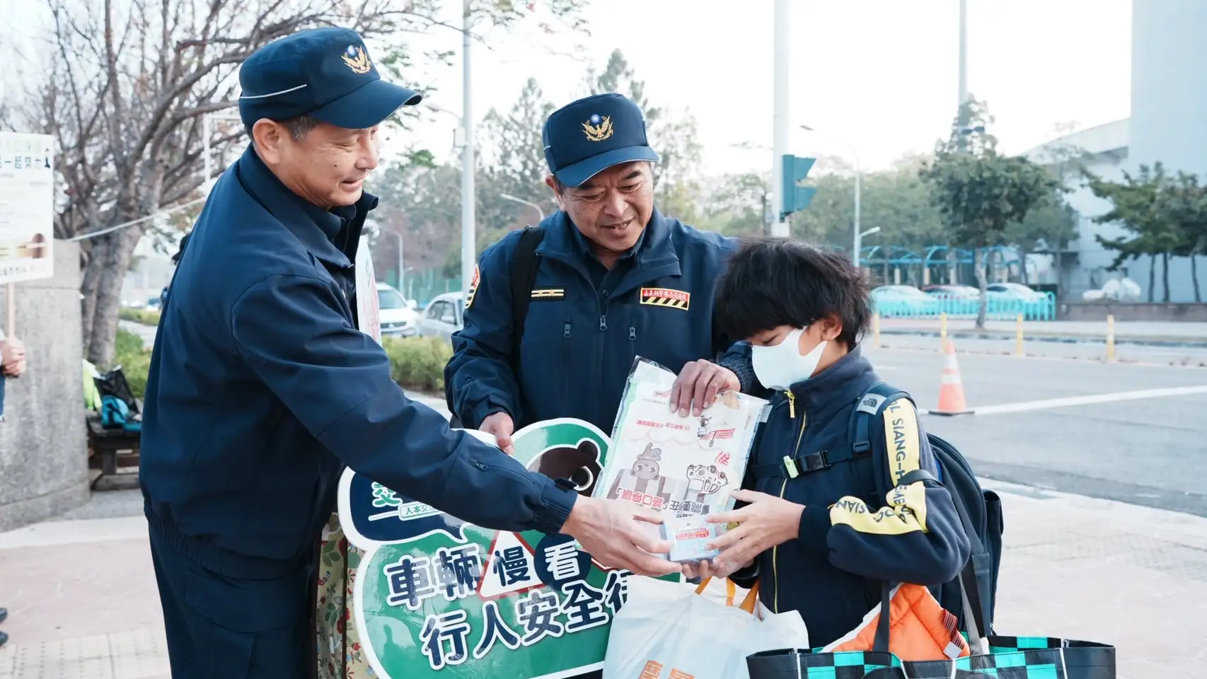 員警向學童發送交通安全與婦幼安全宣導品，提昇學童自我保護意識。(圖/嘉義縣警察局提供)