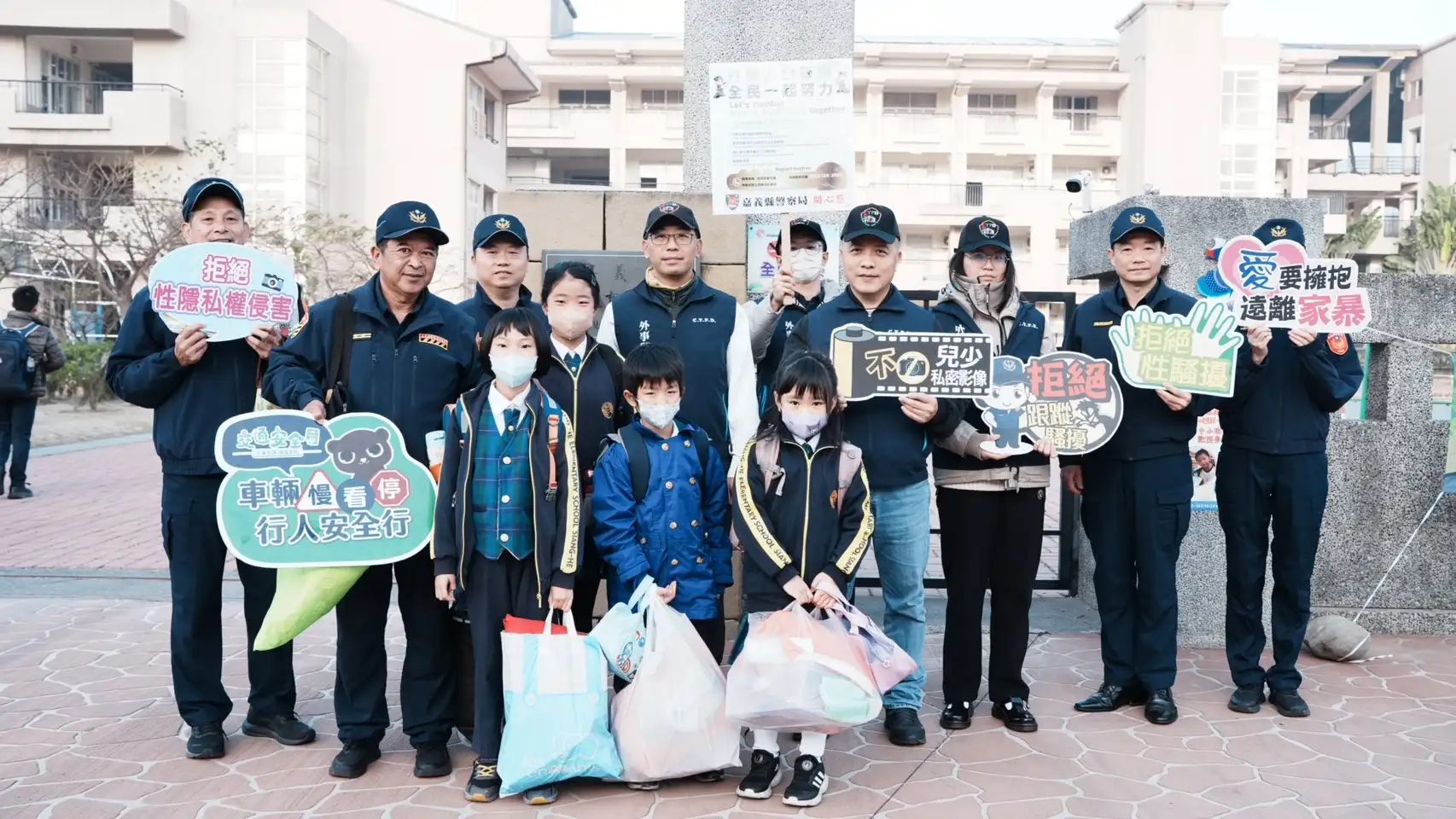 嘉義縣警察局動員警力，在開學日執行護童勤務，向學生宣導婦幼安全與交通安全觀念。(圖/嘉義縣警察局提供)