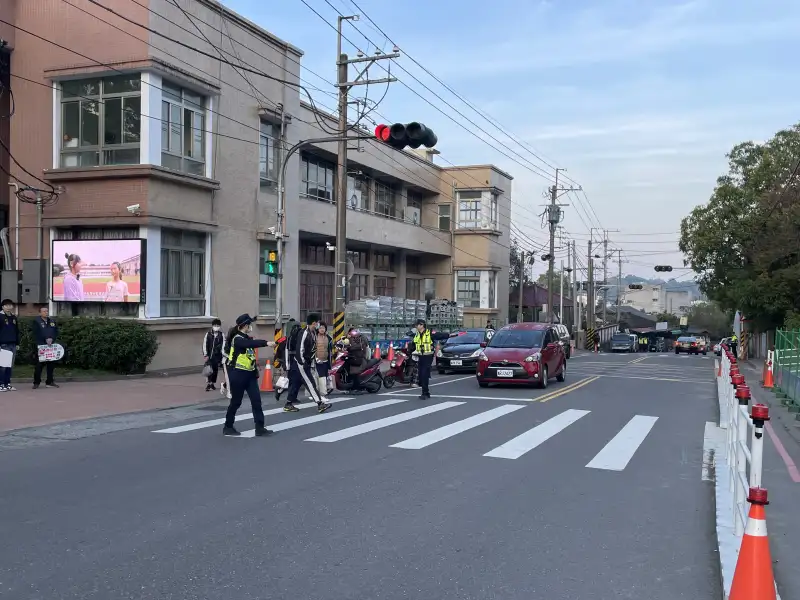 「護童勤務暖心升級！竹崎警攜手校方打造學童安心上學路」