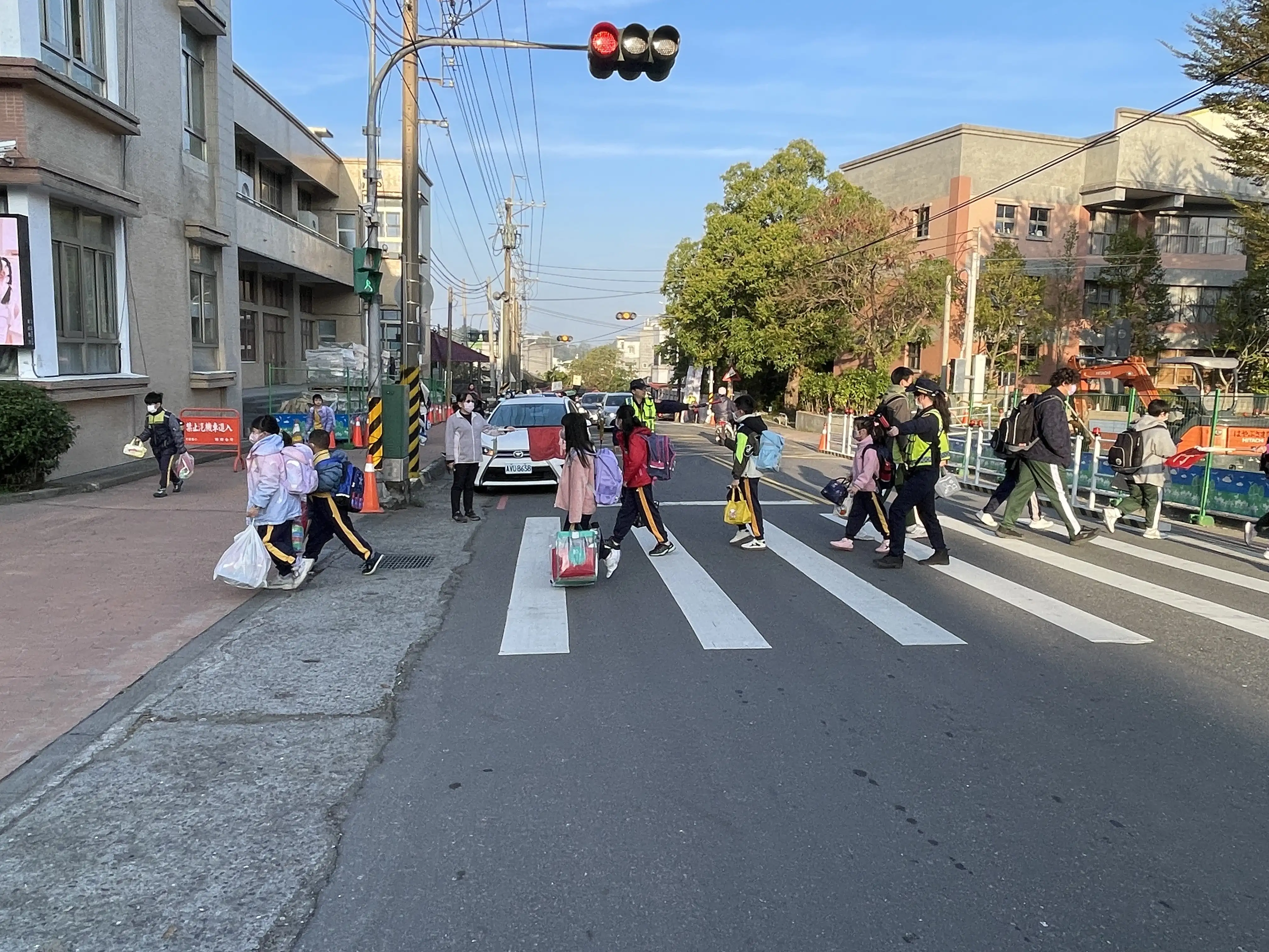 員警在校園周邊執行護童勤務，確保學童上學路上的交通安全。(圖/竹崎分局提供)