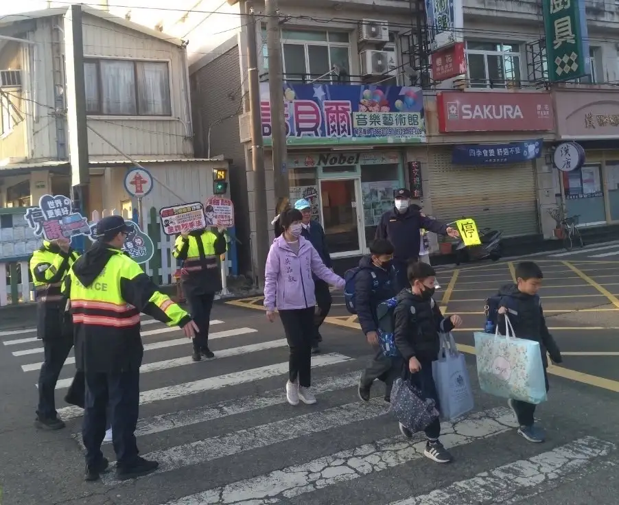 朴子分局員警開學日在各學校門口執行護童勤務守護學童安全。(圖/朴子分局提供)