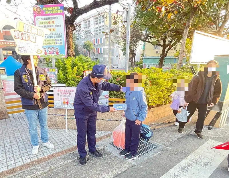 中埔分局員警向學童發放交通安全及反詐騙宣導小物，加強學生的安全意識，營造安心的校園環境。(圖/中埔分局提供)