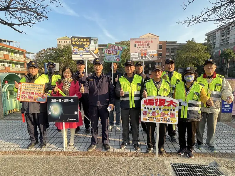 中埔分局開學日展開護童勤務，並在各校園口宣導反詐騙、交通安全及酒駕。(圖/中埔分局提供)