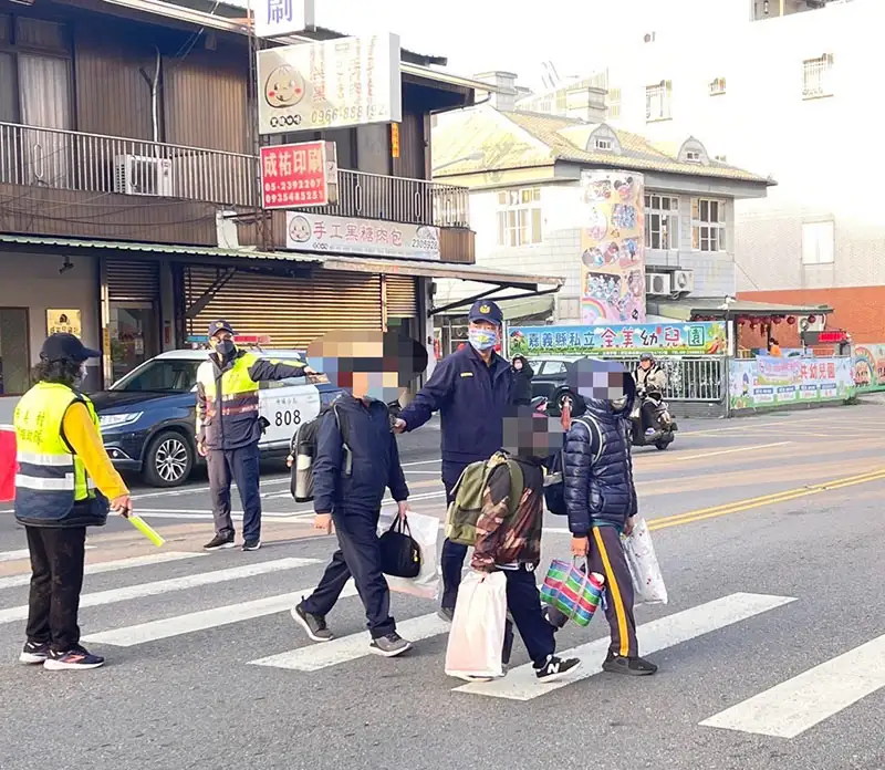 中埔分局員警執行護童勤務，確保學童上下學的交通安全。(圖/中埔分局提供)