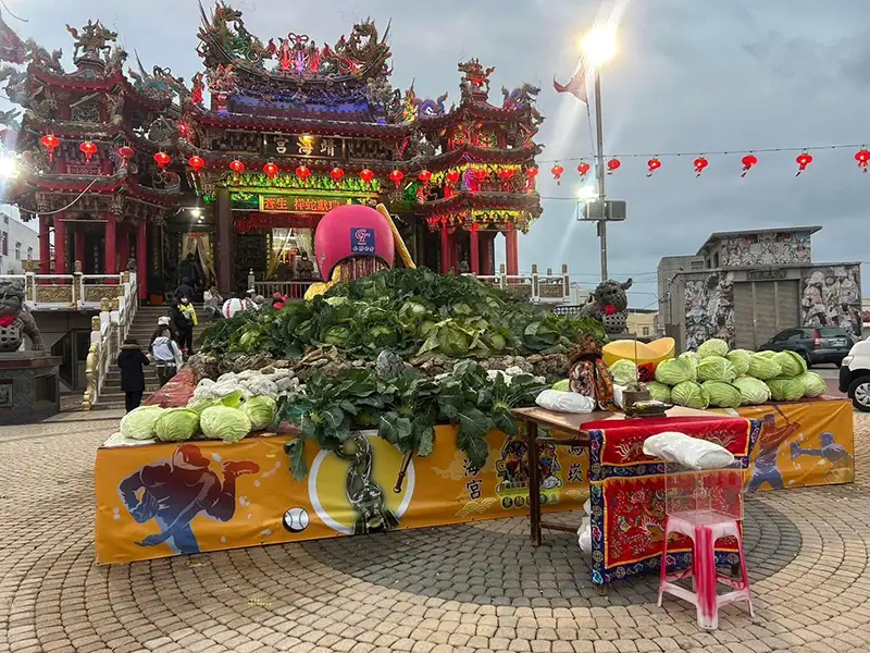 烏崁靖海宮前擺滿象徵富饒的高麗菜及乞龜供品，結合廟宇傳統與現代創意，增添濃厚的節慶氛圍。(圖/烏崁靖海宮)