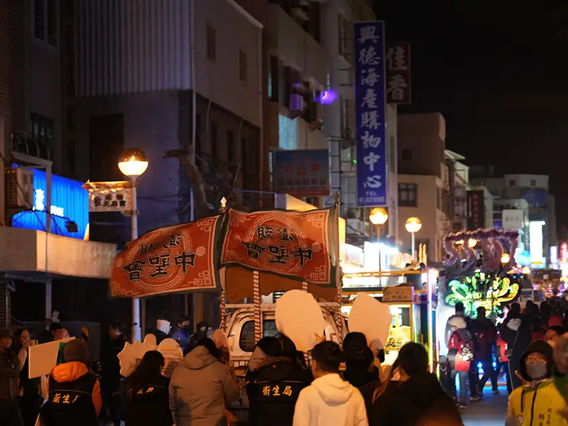 傳統花車與燈籠沿街遊行，為夜晚增添喜慶氛圍，展現傳統年節的熱鬧景象。(圖/澎湖縣武轎總會)