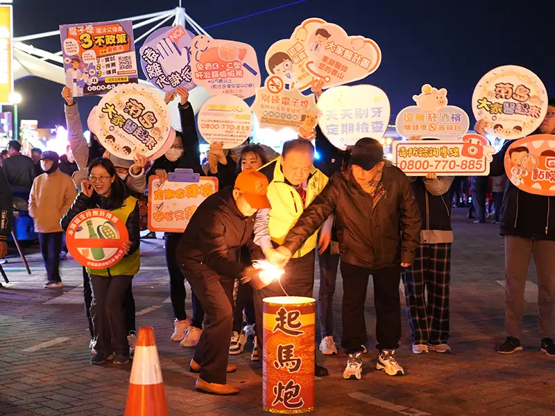 活動現場點燃「起馬炮」，象徵新年的好運與平安啟動，眾人一同祈福，展現地方文化活力。(圖/澎湖縣武轎總會)