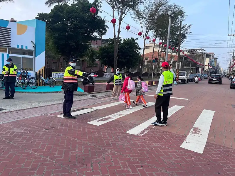 員警在學校周邊執行護童勤務，確保學童上下學安全。（圖/布袋分局提供）