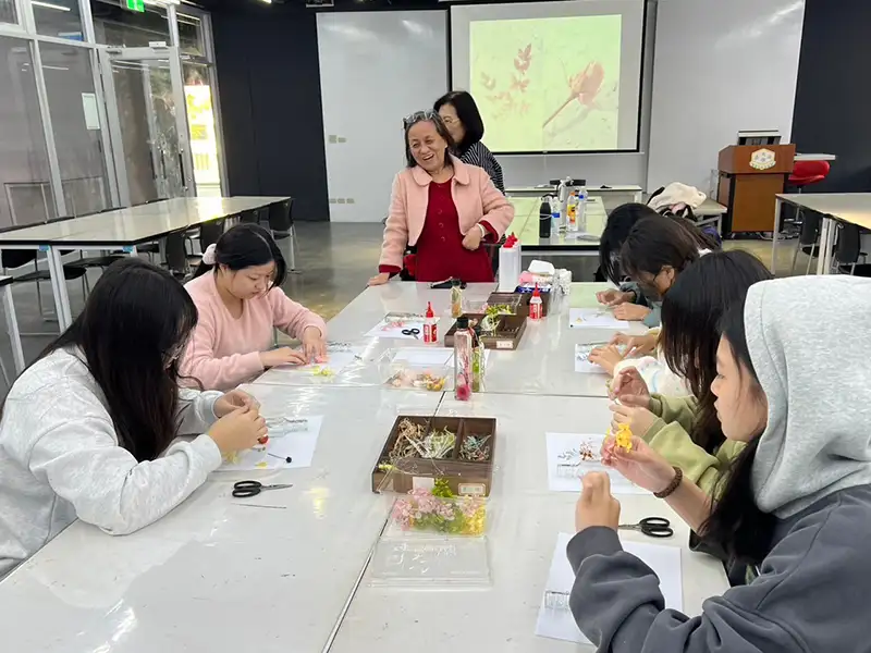 參與學員專注製作不凋花。(圖/嘉南藥理大學 提供)