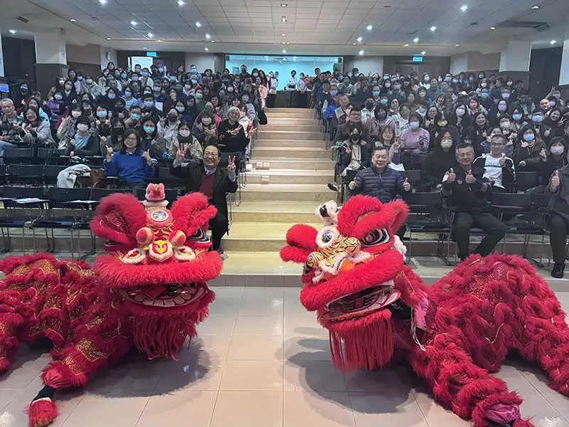 參加新春團拜的教職同仁開心與祥獅合影。(圖/中華醫事科技大學 提供)