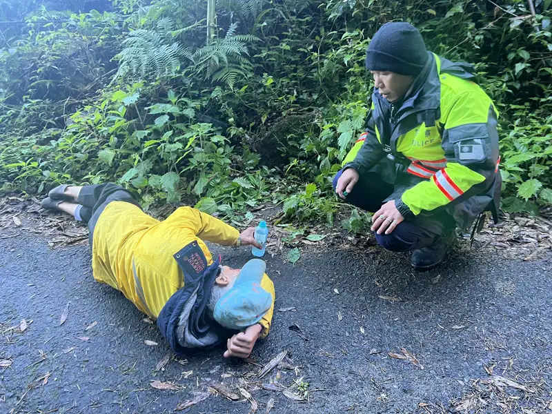 雲林翁迷途誤入阿里山深山 嘉縣警消合力尋獲送醫