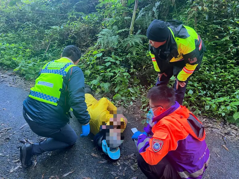 家住雲林縣斗南鎮的沈姓老翁騎機車迷途誤入阿里山區，因體力不支倒臥路旁。(圖/竹崎分局提供)