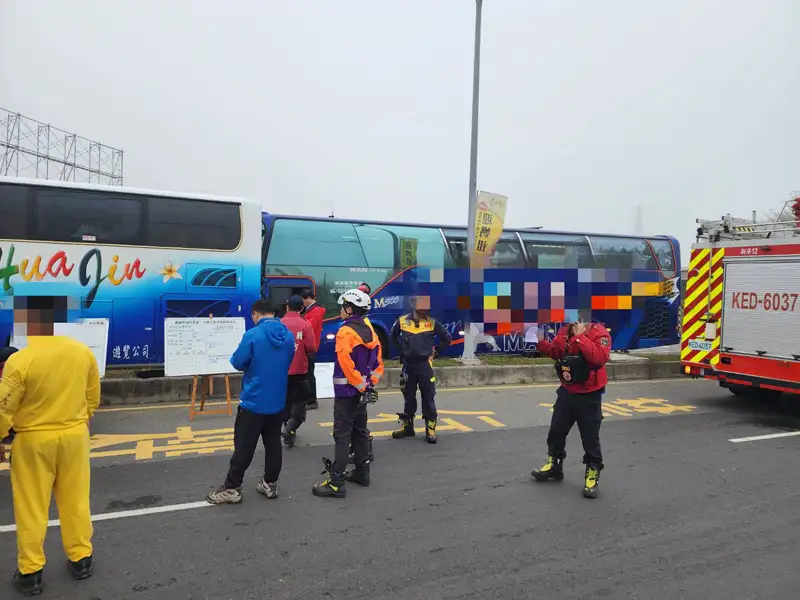 嘉義縣新港鄉16日上午發生進香團遊覽車連環追撞事故，造成24人受傷送醫。(圖/民雄分局提供)